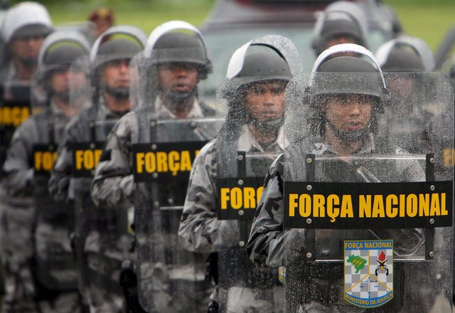 Member of the elite Brazilian National Public Security Force in training, 2007 (EPA/Antônio Lacerda)